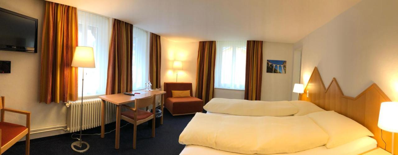 Hotel Weisses Kreuz Berguen Exterior photo