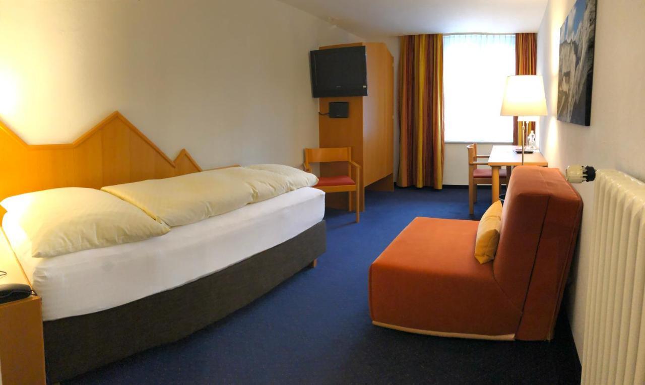 Hotel Weisses Kreuz Berguen Exterior photo
