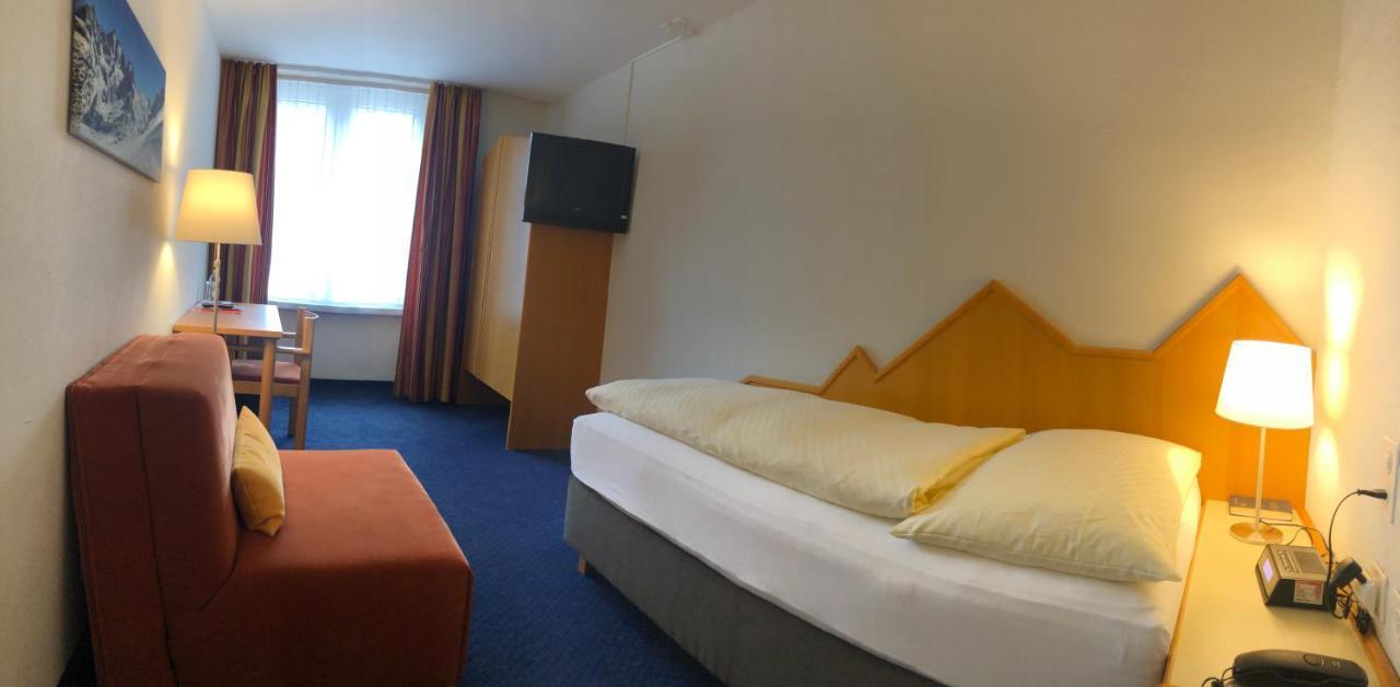 Hotel Weisses Kreuz Berguen Exterior photo