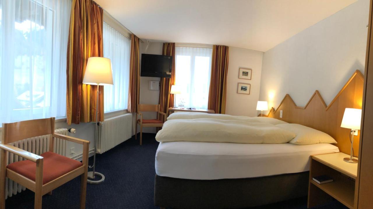 Hotel Weisses Kreuz Berguen Exterior photo