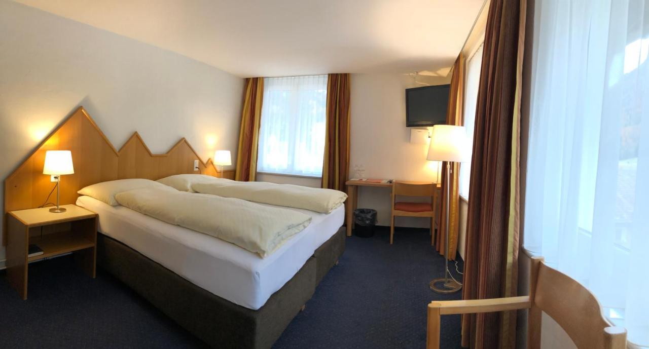 Hotel Weisses Kreuz Berguen Exterior photo