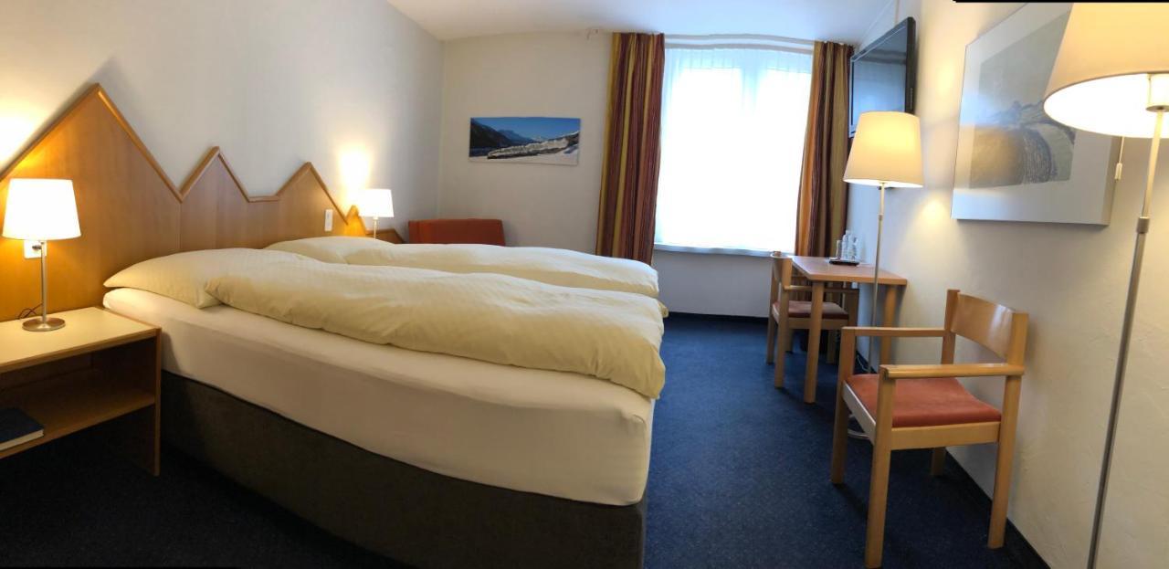 Hotel Weisses Kreuz Berguen Exterior photo